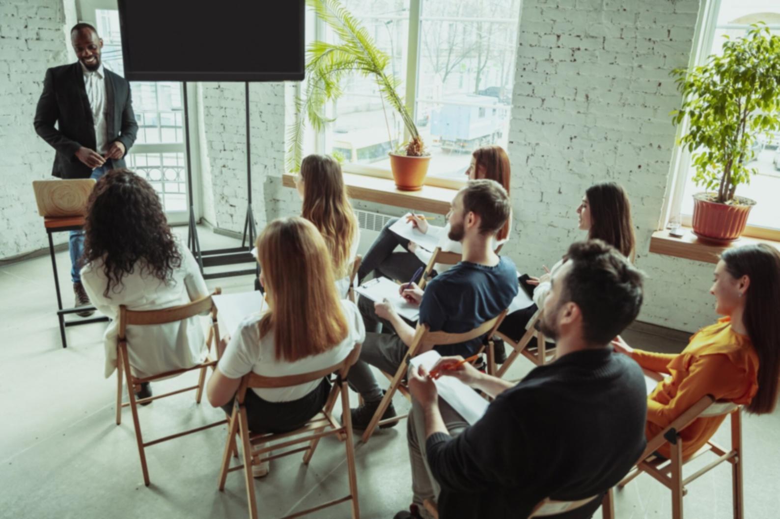 Moderner Arbeitsbereich mit offener Atmosphäre